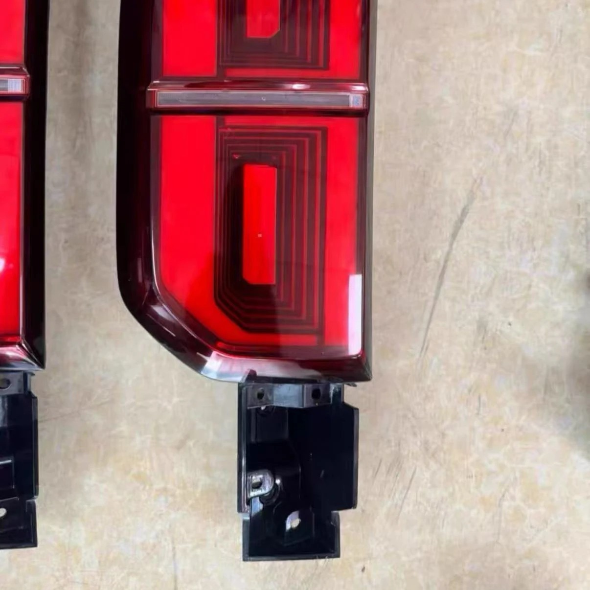 Low Price New Wholesale Hot Sale OEM Auto Spare Parts Right Taillight for  Formula Leopard 5 OE 13991720-00